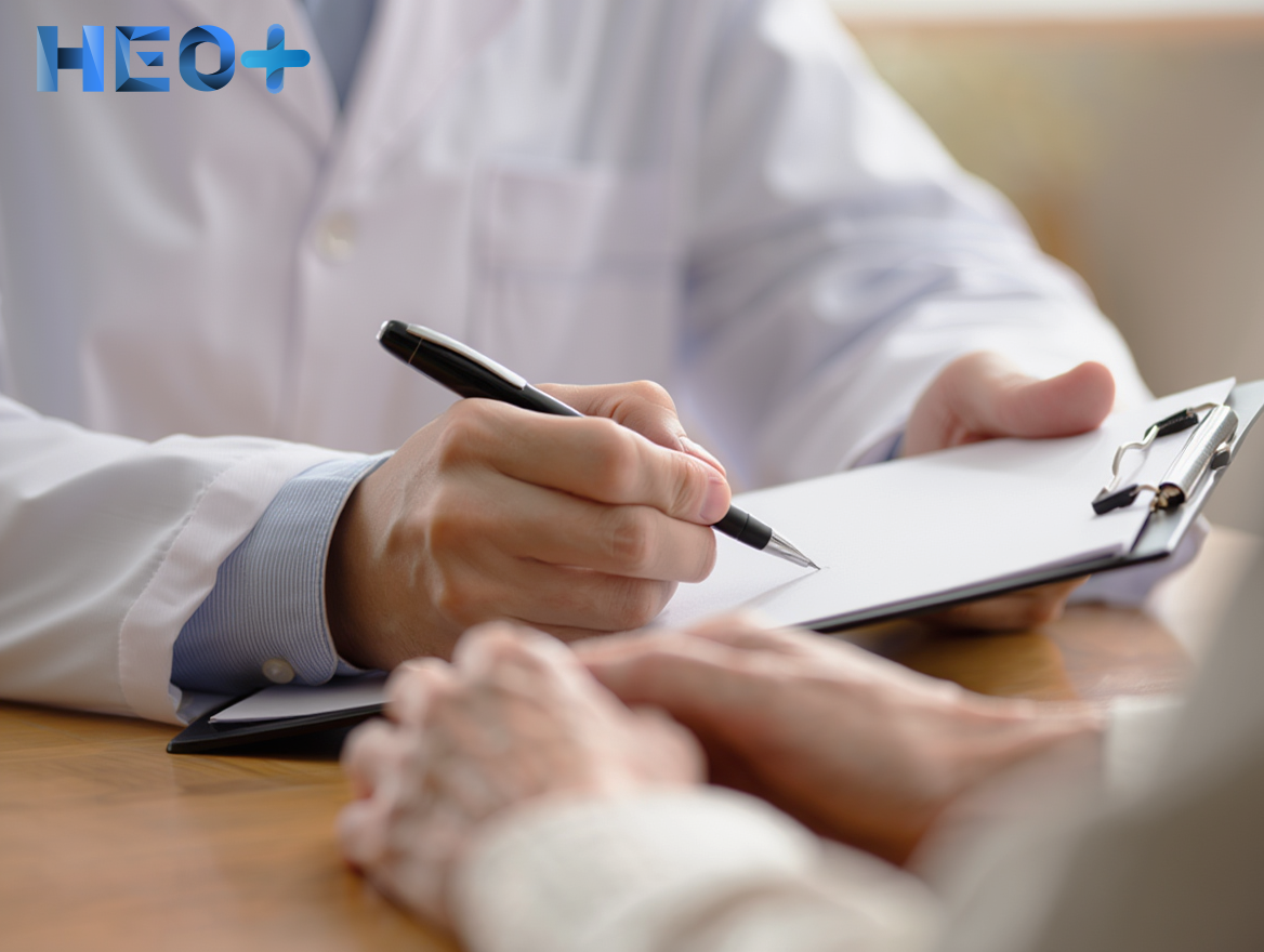 Психотерапевт консультирует пациента и что-то записывает